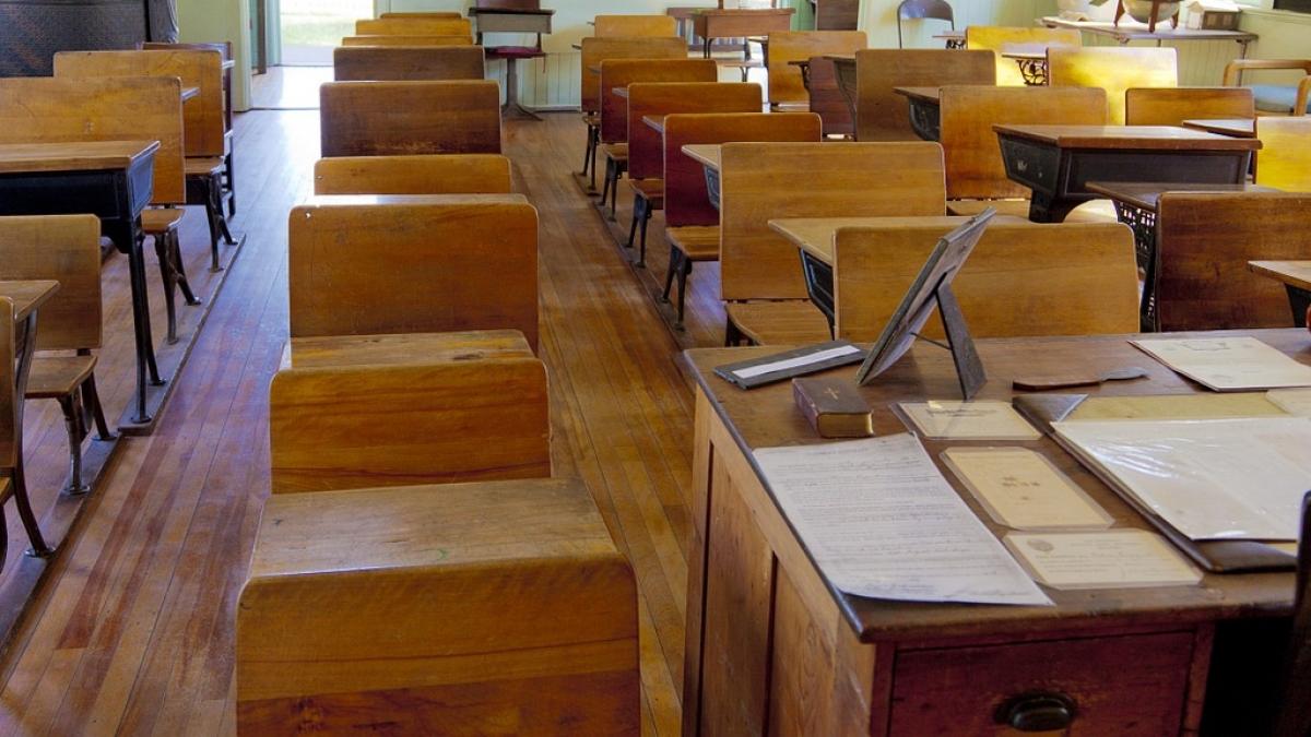 protest de proportii la o scoala din pitesti parintii nu si mai lasa copiii sa intre in clasa din