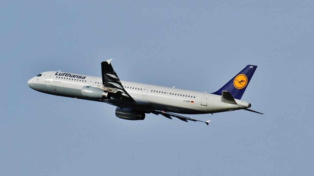 un avion al lufthansa a aterizat de urgenta
