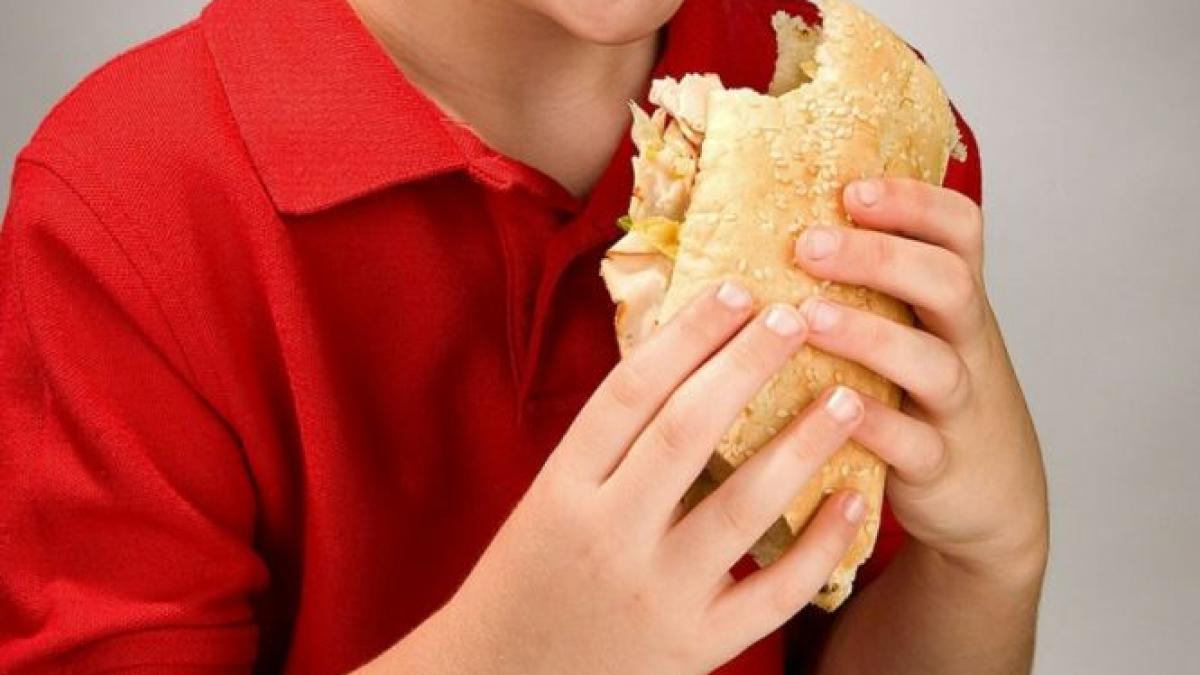 un copil de doar patru ani manca linistit un sandvis cand un incident banal i a provocat sechele pe