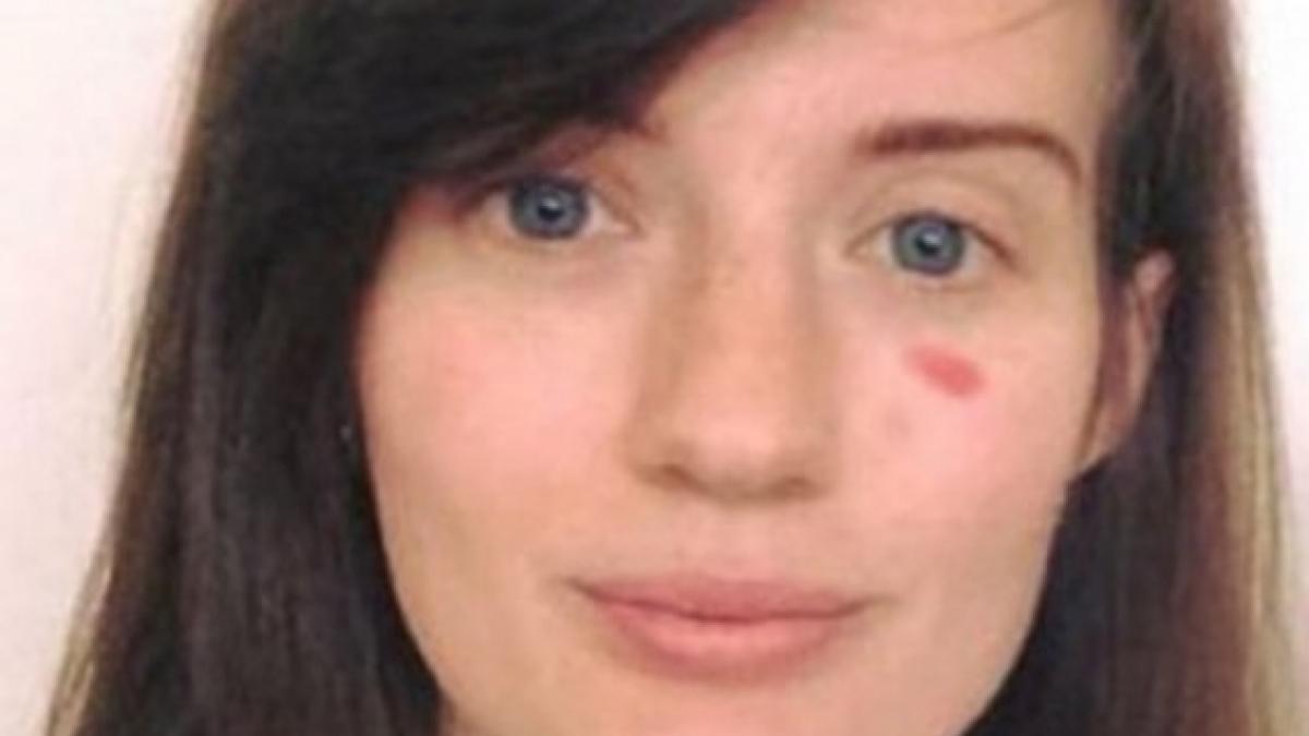 iesea mereu din casa cu un semn facut cu rujul sub ochi toti cunoscutii se uitau ciudat la ea