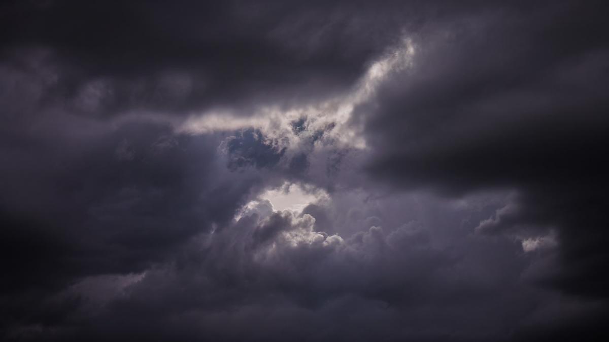 orasul care se pregateste pentru catastrofa zborurile au fost anulate masinile nu mai circula iar