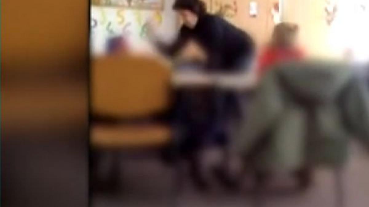 scene incredibile intr o gradinita din vrancea o educatoare ii loveste pe cei mici si ii ameninta