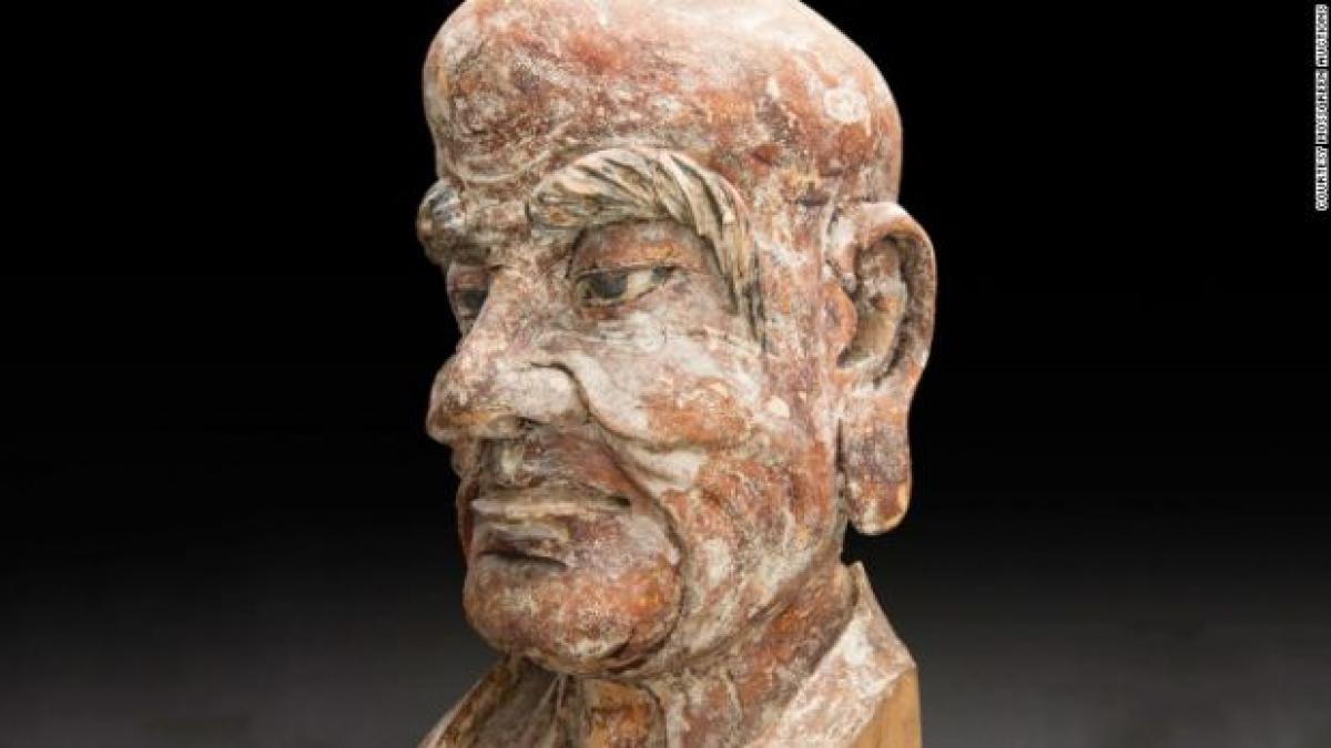 se pregateau sa vanda statueta cand au observat ca exista un spatiu in interiorul ei ce era ascuns