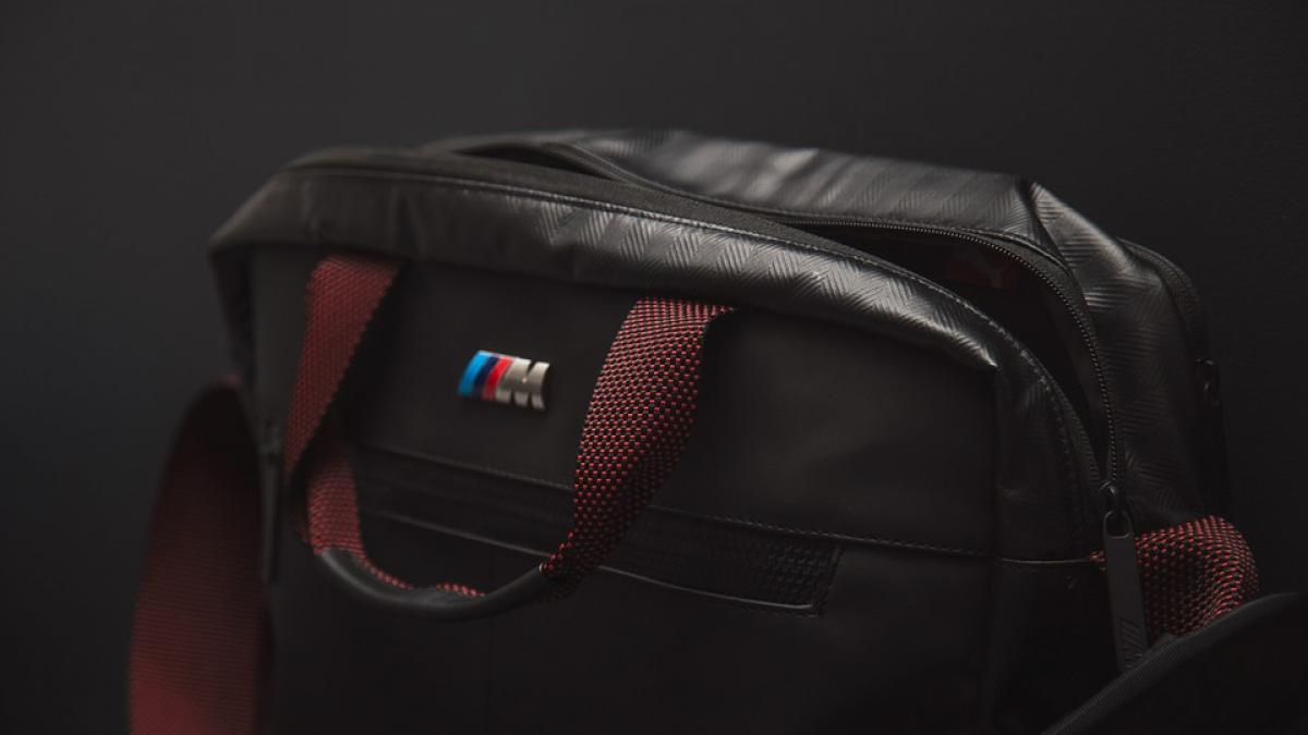 a donat o geanta cu diverse bunuri in scop caritabil la scurt timp a fost arestat si condamnat la