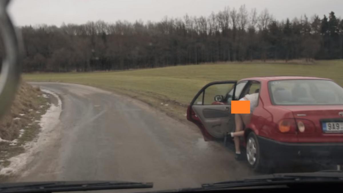 a inceput sa schimbe roata la masina desi nu avea fusta pe ea ce explicatie le a dat primilor