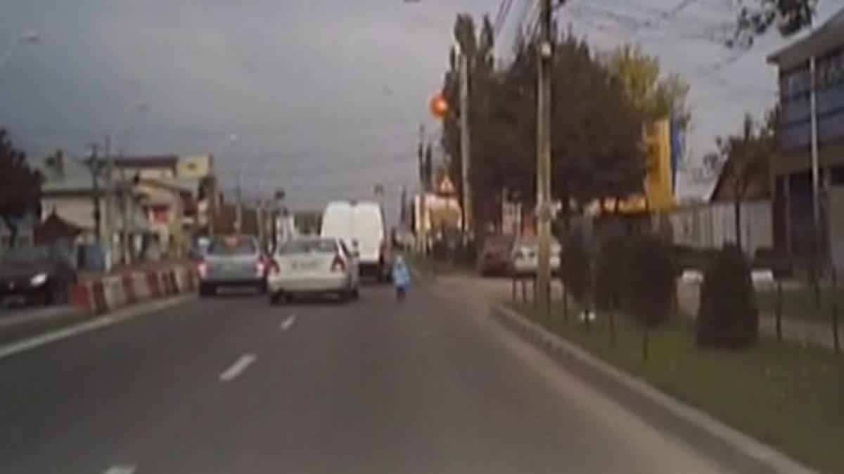 momentul in care un copil de trei ani nesupravegheat ajunge in mijlocul unei sosele in voluntari