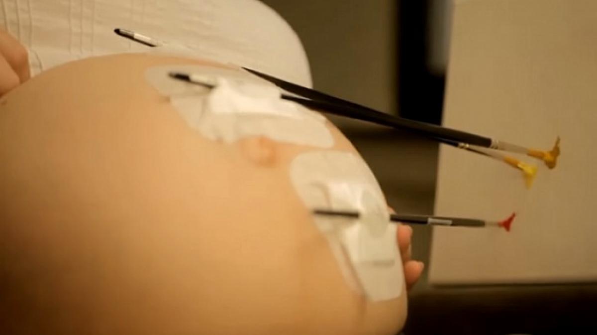 o gravida s a filmat in timp ce si a lipit pe burta mai multe pensule multi nu si au dat seama ce