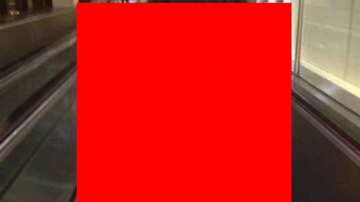 toti s au oprit si au inceput sa rada cum a aparut acest barbat la aeroport