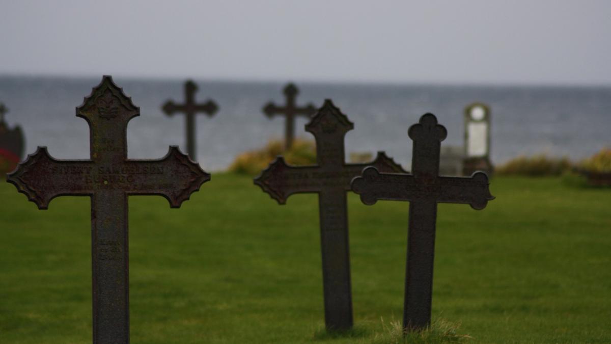 biserica catolica interzice imprastierea cenusii celor raposati sau pastrarea urnei funerare in casa