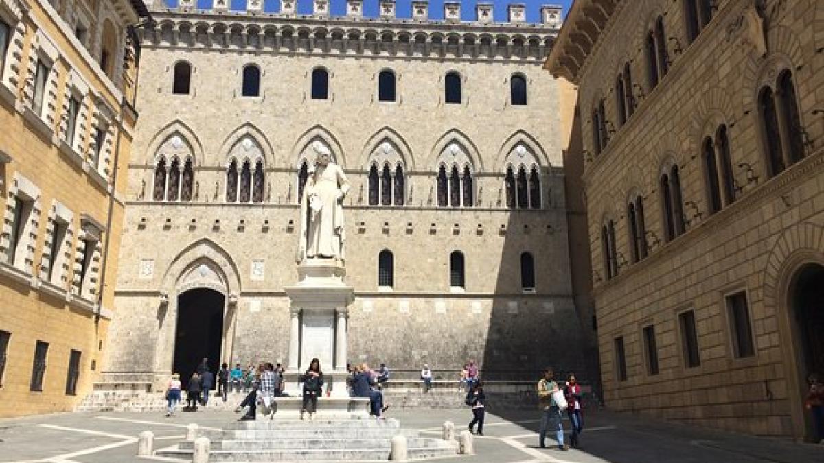 cea mai veche banca din lume concediaza 2 600 de oameni si inchide 500 de sucursale