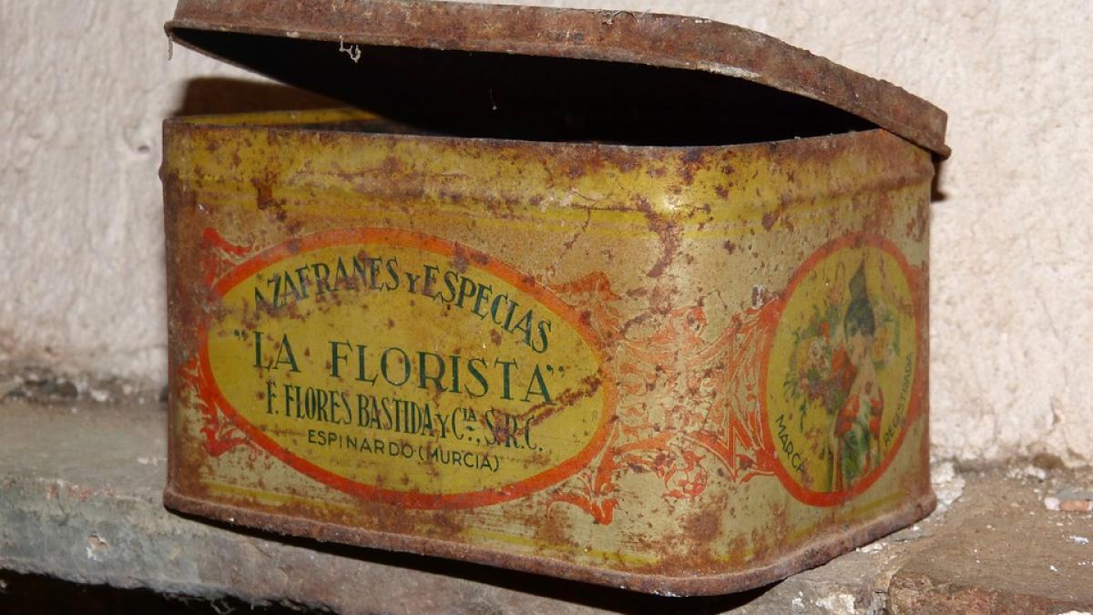 descoperirea uluitoare facuta intr o cutie veche a tinut acasa o comoara fara sa stie