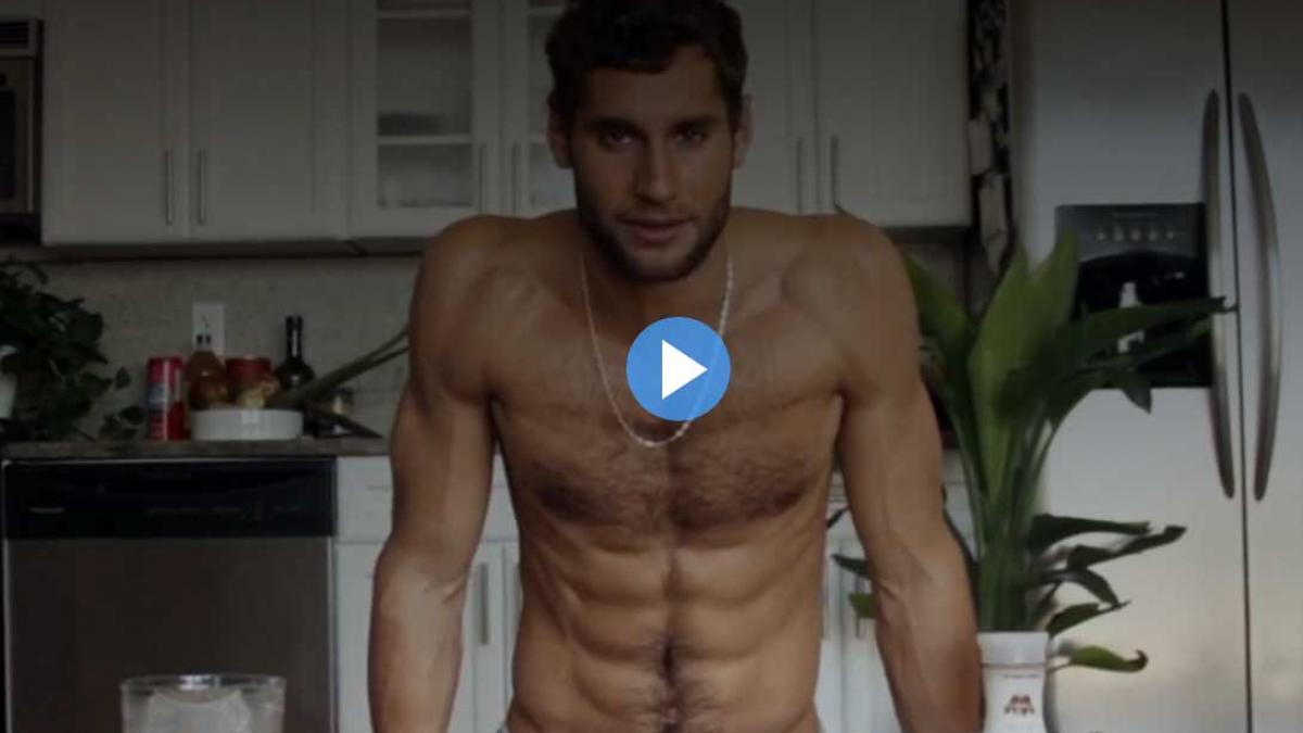 video el este chef ul care gateste aproape gol toate femeile suspina dupa el