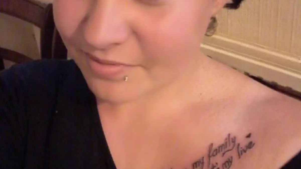 a mers sa si faca un tatuaj dar toata lumea a ras de ea ce i a scris de fapt pe piele
