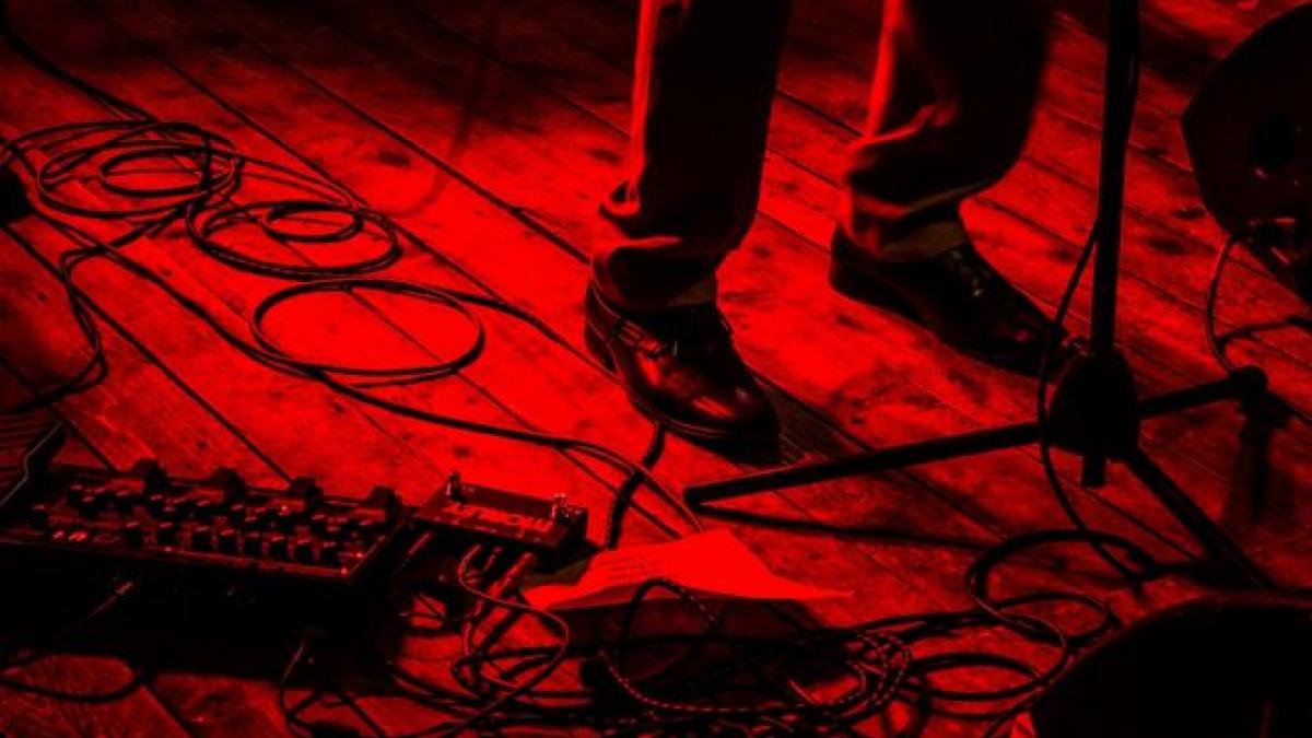 cantaretul chris isaak diagnosticat cu pneumonie si a anulat toate concertele