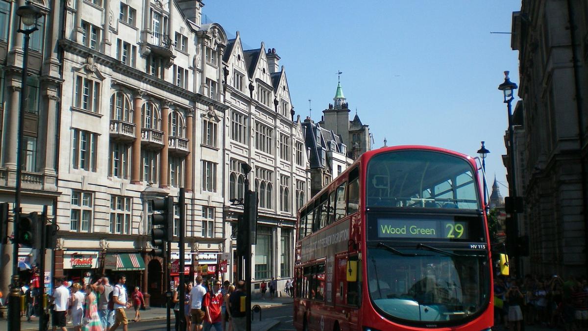 a urmarit o tanara in autobuz si a pipait o insa magistratii l au lasat liber dupa ce i au auzit