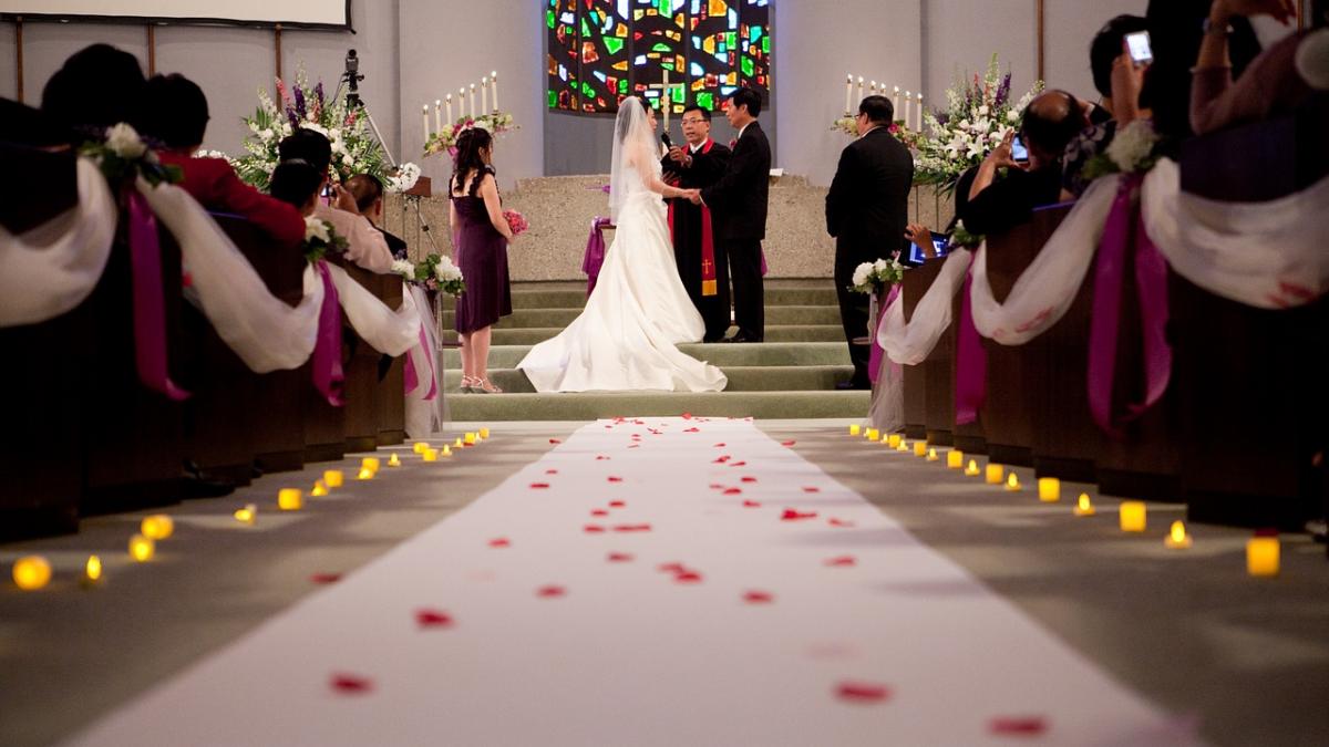 isi spuneau juramintele in fata preotului cand un barbat a intrat in biserica si a inceput sa