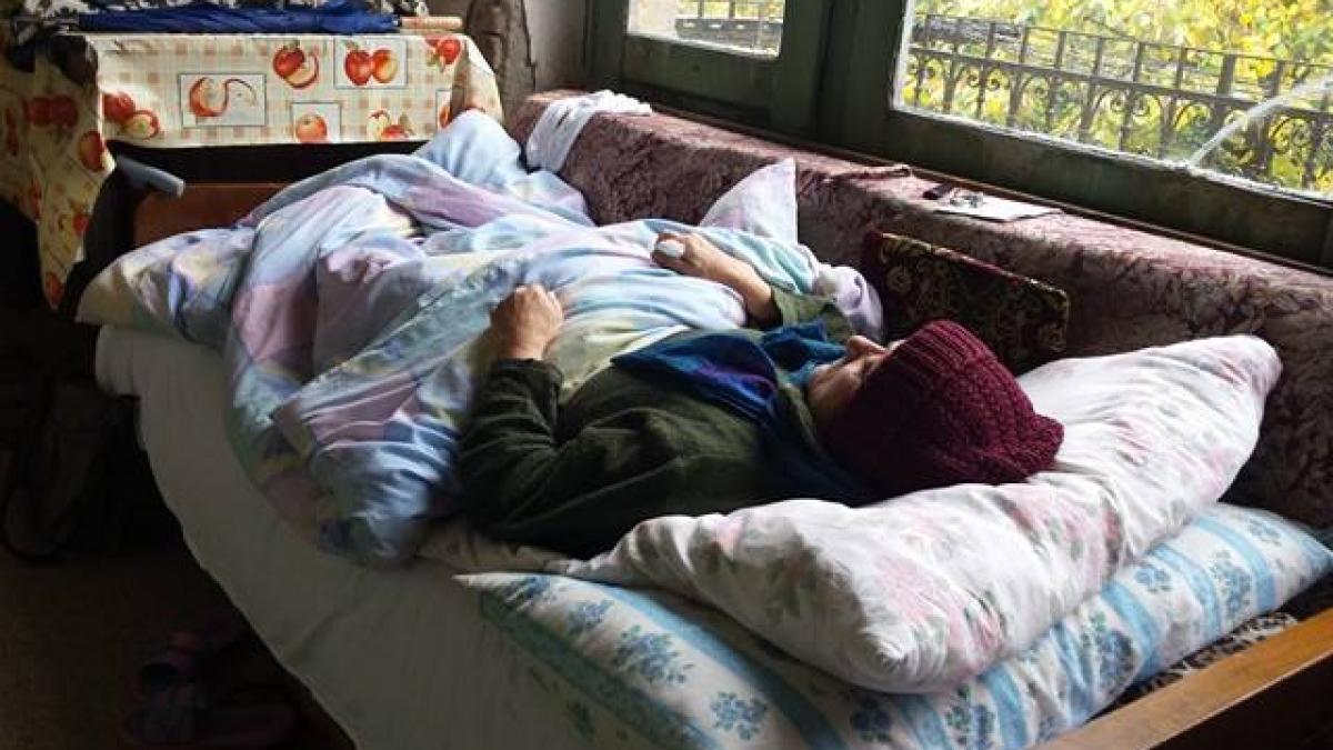 povestea trista a unei batrane care doarme in frig pe holul scarii dupa ce a ramas fara locuinta de