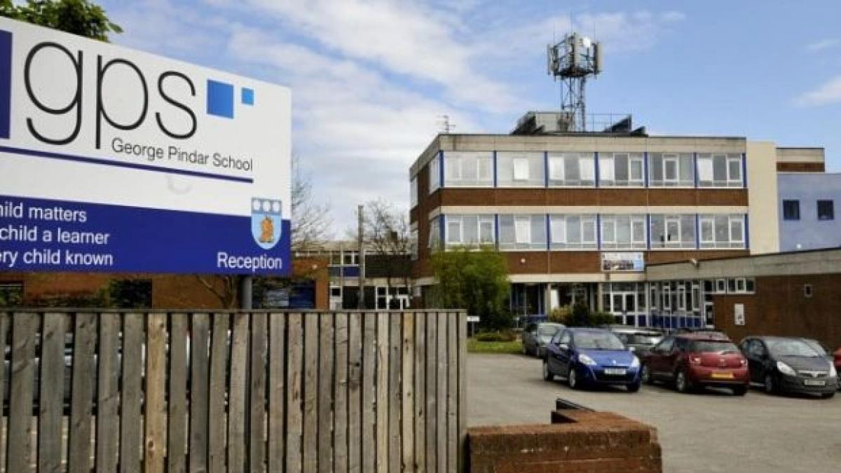 pustoaica asta a fost data afara de la scoala din cauza parului cum a venit la cursuri