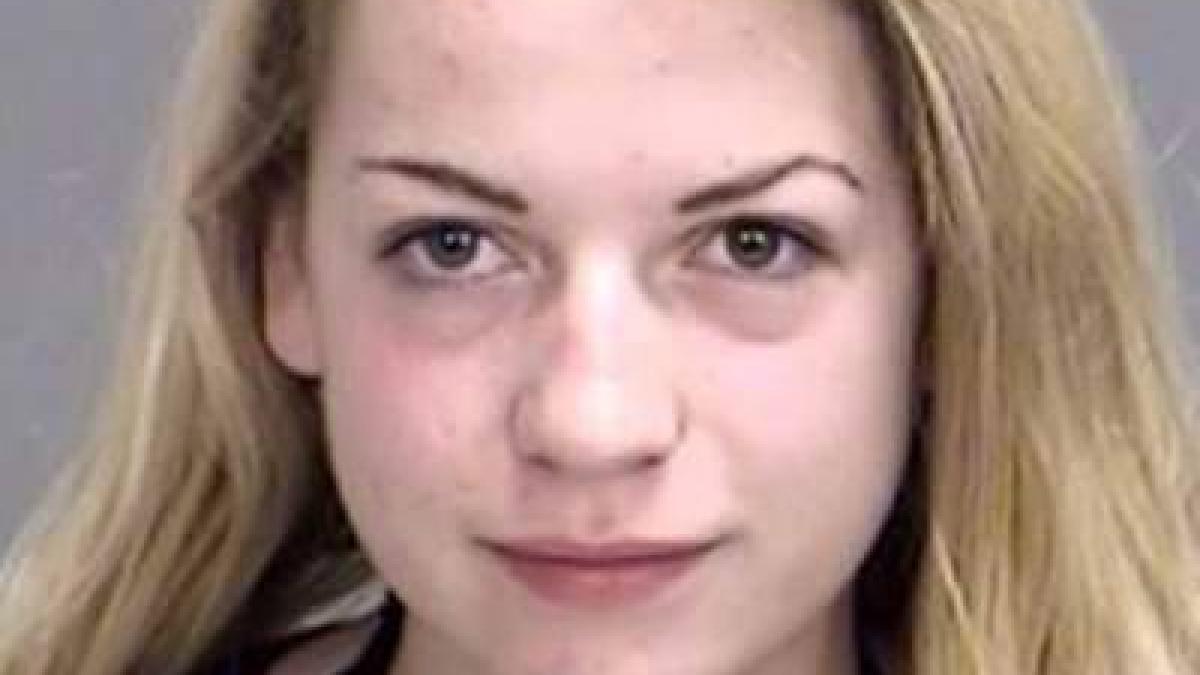 a vrut sa ii trimita o poza topless prietenului sau situatia jenanta in care a ajuns aceasta tanara