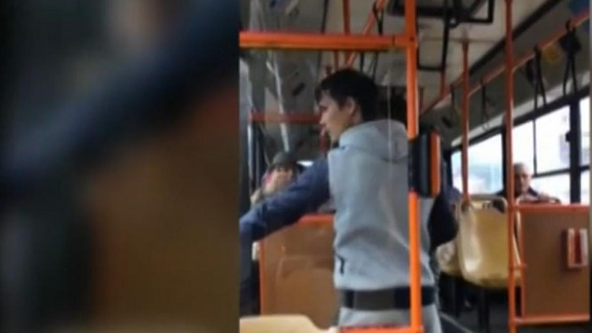 scandal intr un autobuz din constanta a pufait dintr o tigara electronica iar un batran i a atras