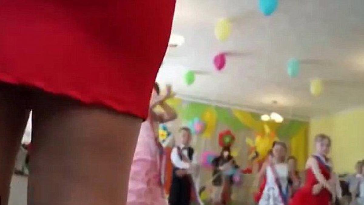 trebuia sa filmeze serbarea copiilor insa miscarile din sold ale educatoarei l au ametit de cap