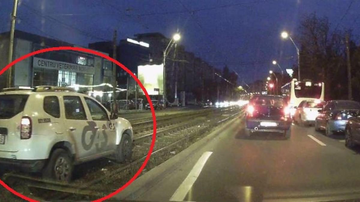 un sofer a luat o cu duster ul pe sinele de tramvai in bucuresti