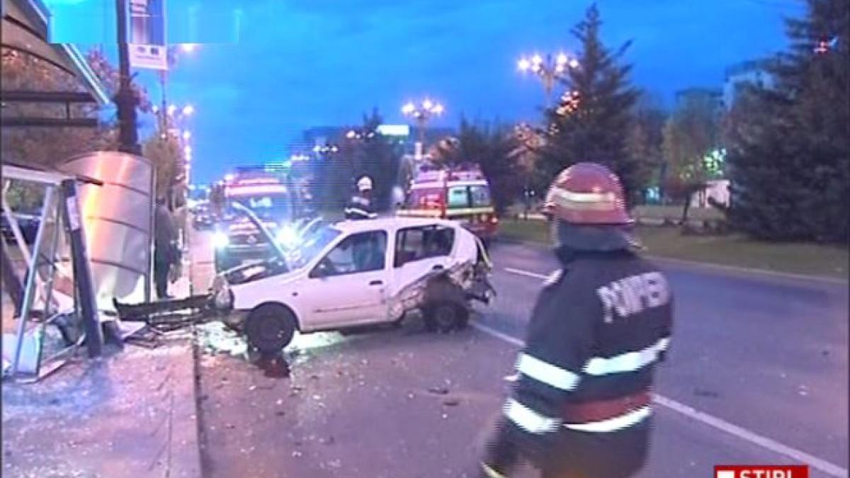doi oameni care asteptau in statia ratb au fost spulberati de un sofer patru persoane au ajuns la
