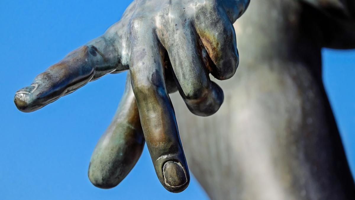 au fost sfatuiti sa nu se uite in ochii unei sculpturi au ignorat avertismentul a urmat asta video