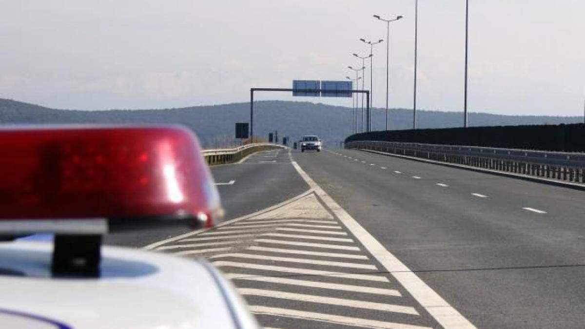 autostrada demolata si refacuta sibiu orastie are noi probleme angajat de la drumuri asfaltul s a