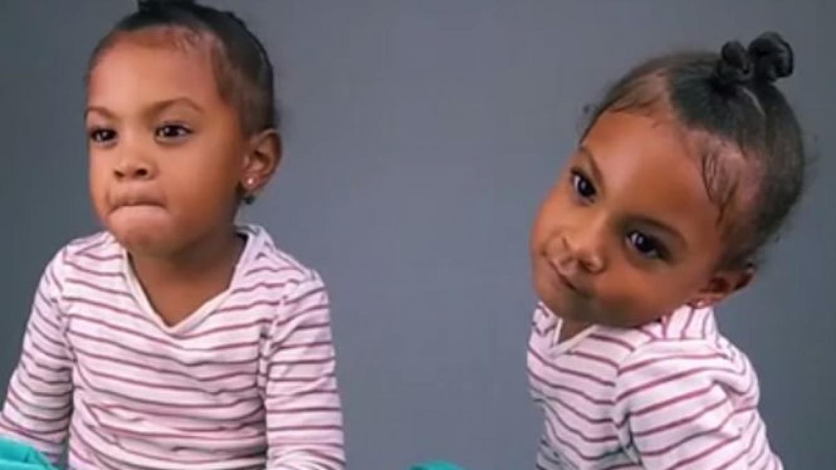 ce face o fetita de trei ani cand afla ca sora ei geamana este cu un minut mai mare