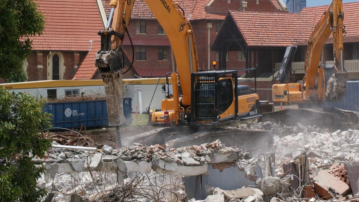 primaria a bagat buldozerul in mai multe locuinte improvizate din capitala