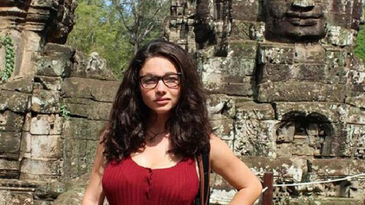 a cazut de pe o stanca si si a fracturat coloana un barbat s a apropiat de ea ce a patit fata care