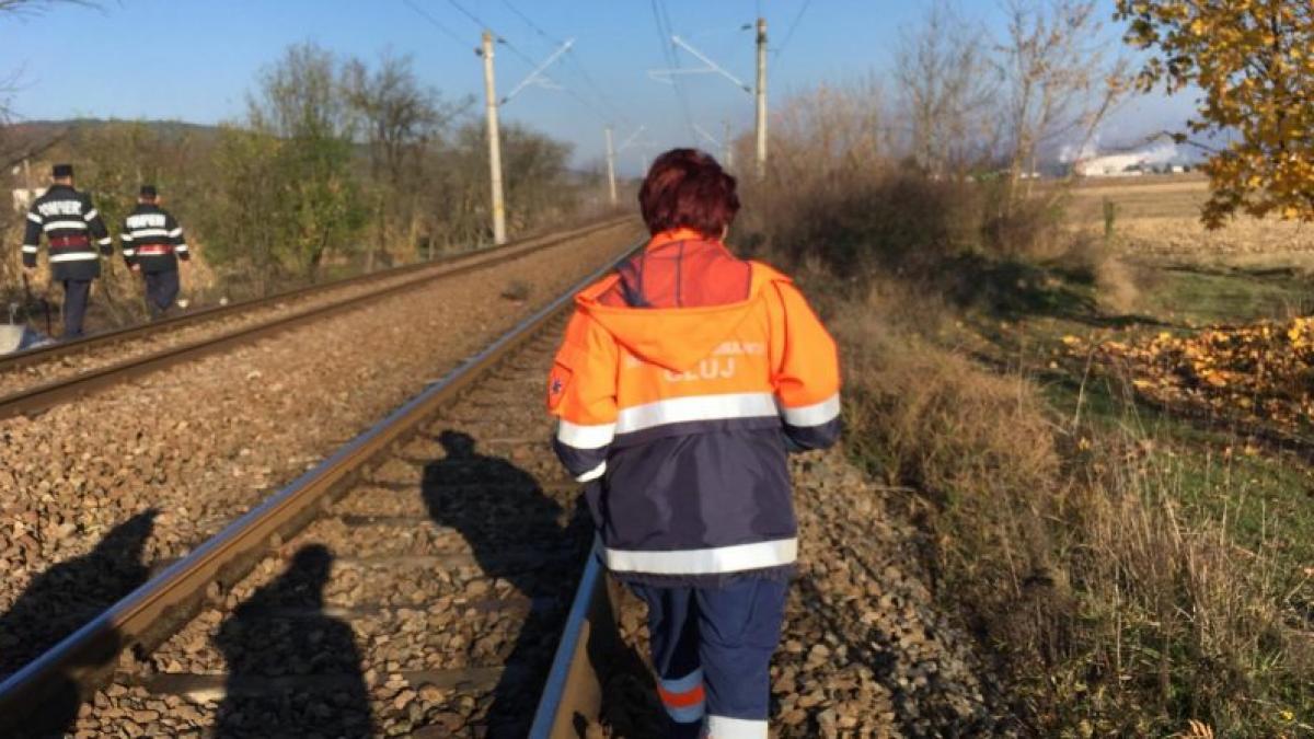 fata cazuta din tren intre dej si gherla ambulanta politistii si pompierii o cauta