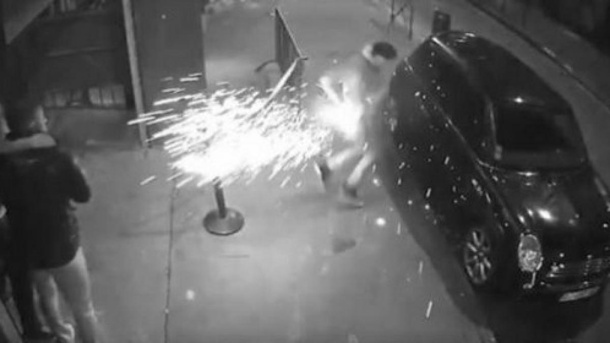 momente cumplite surprinse de camera de supraveghere i a explodat tigara electronica in buzunar