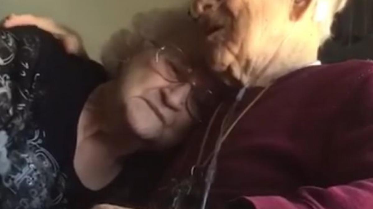 un cantec si o imbratisare dupa 70 de ani impreuna