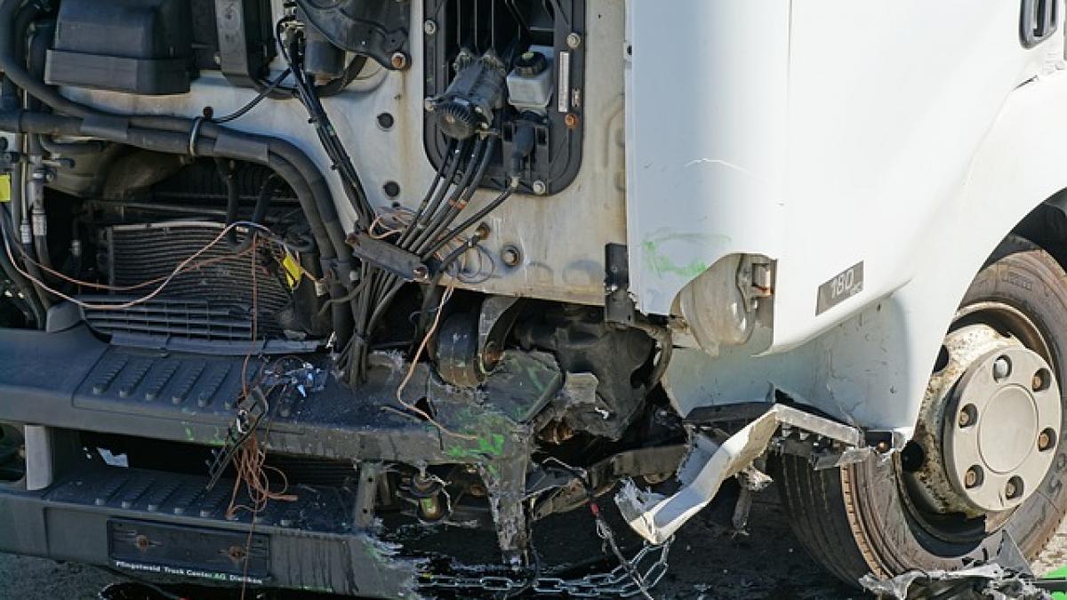 un sofer roman de tir a provocat un accident pe o autostrada de langa londra video