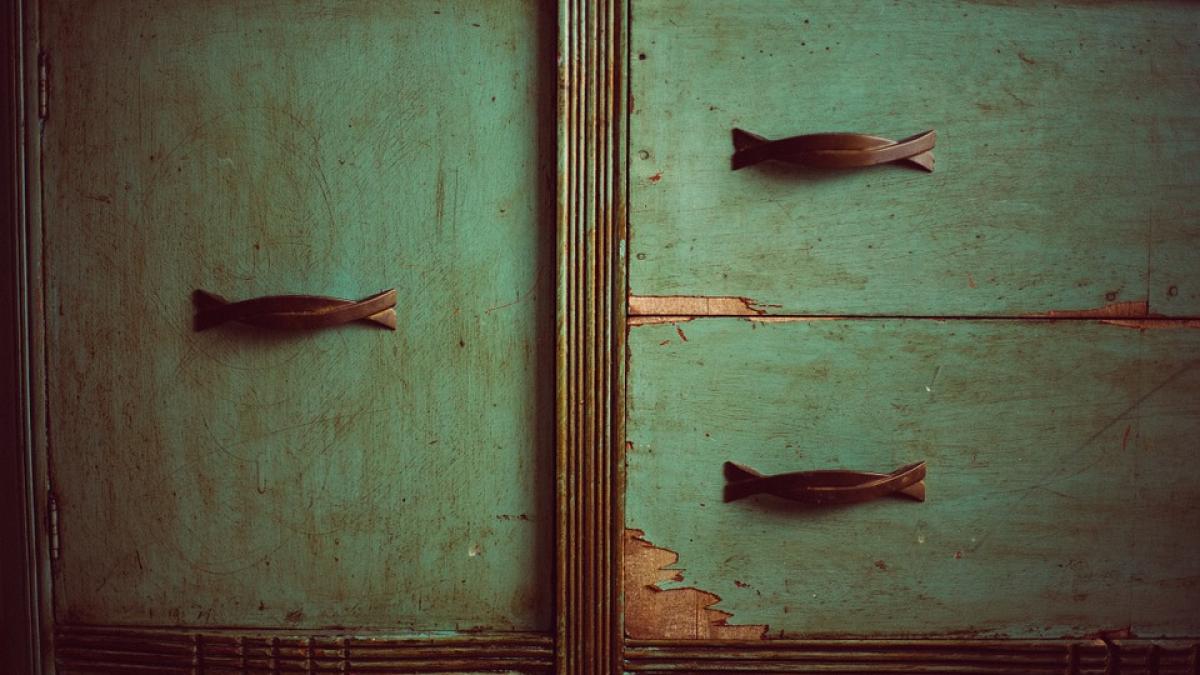 a cumparat un dulap vechi dar ce a gasit in el i a schimbat viata radical