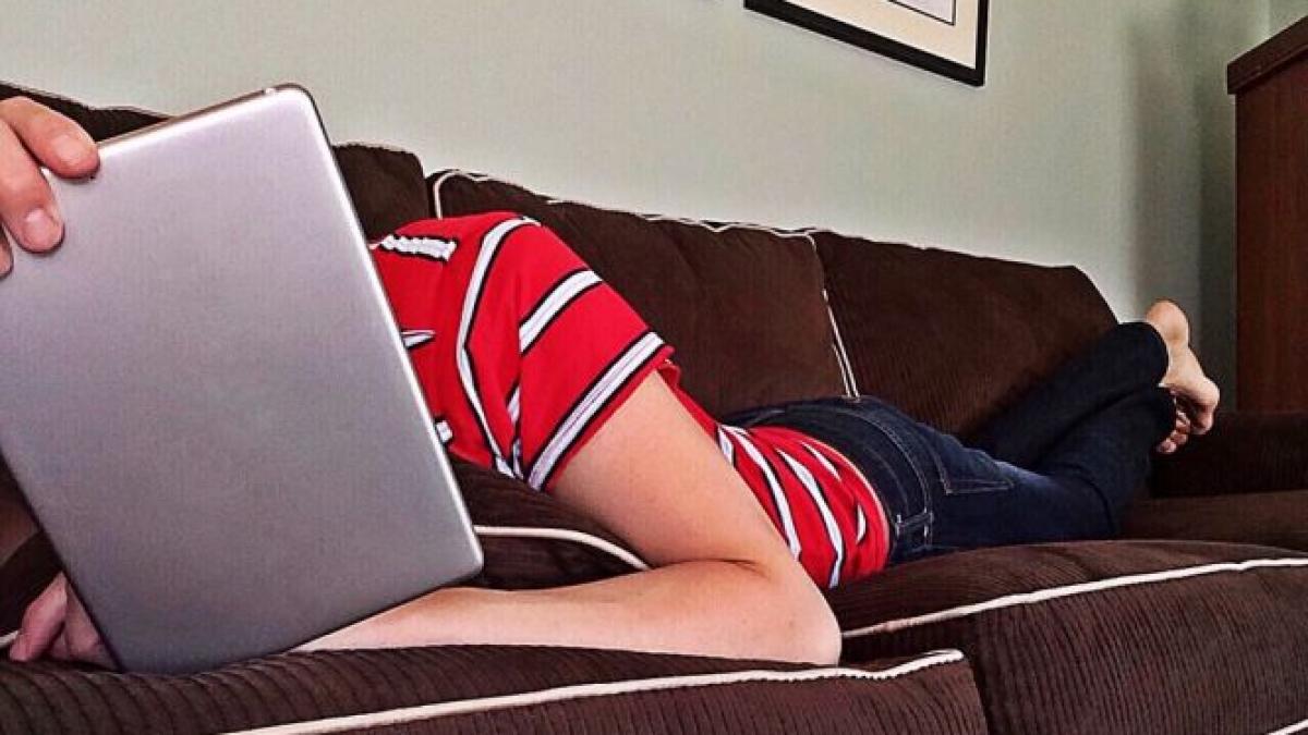 de ce nu trebuie sa dormi pe canapea