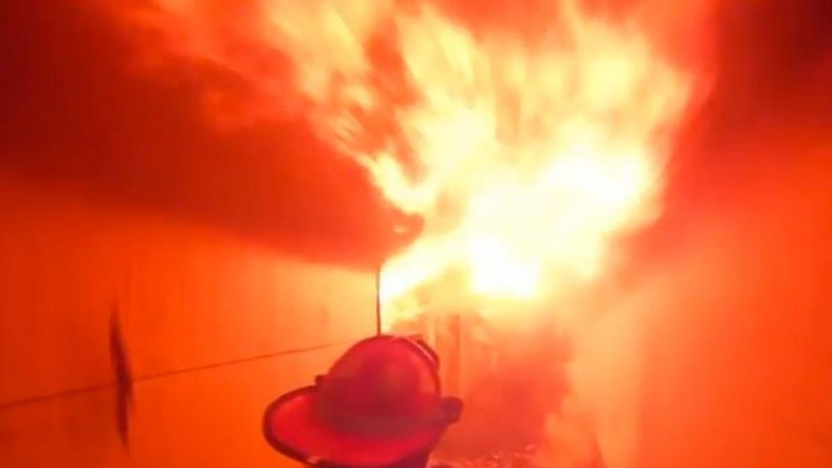 imagini incredibile iata ce vede un pompier cand ajunge la locul unui incendiu masiv