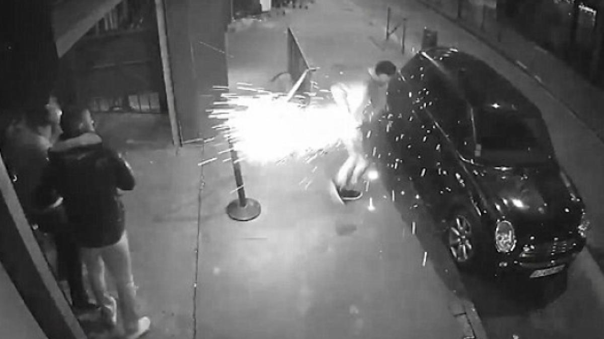 momentul dramatic in care o tigara electronica explodeaza in mana unui fumator