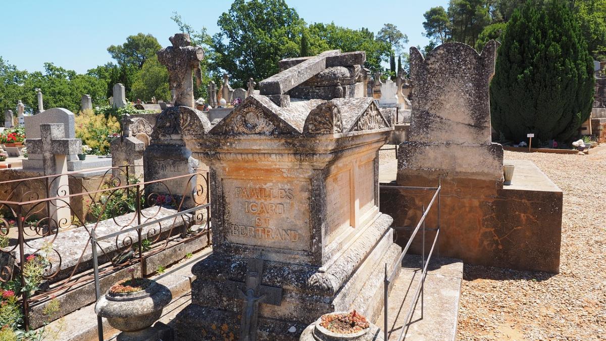 un barbat mort a fost pus intr un cosciug de fier