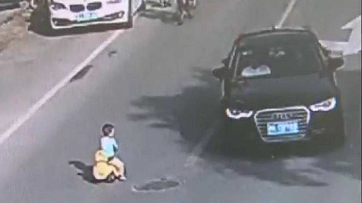 un copil a fost surprins mergand pe bicicleta in plin trafic