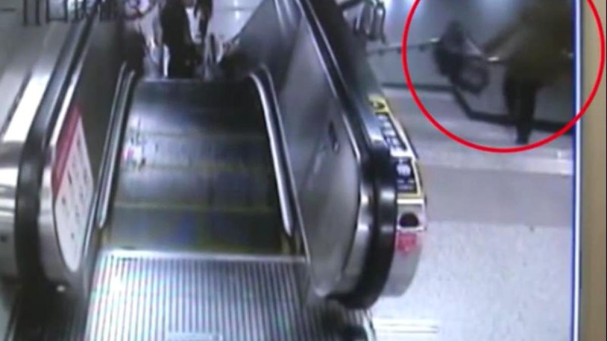 a cazut pe treptele de la metrou dar ce a facut cand a ajuns la baza scarilor i a socat pe toti