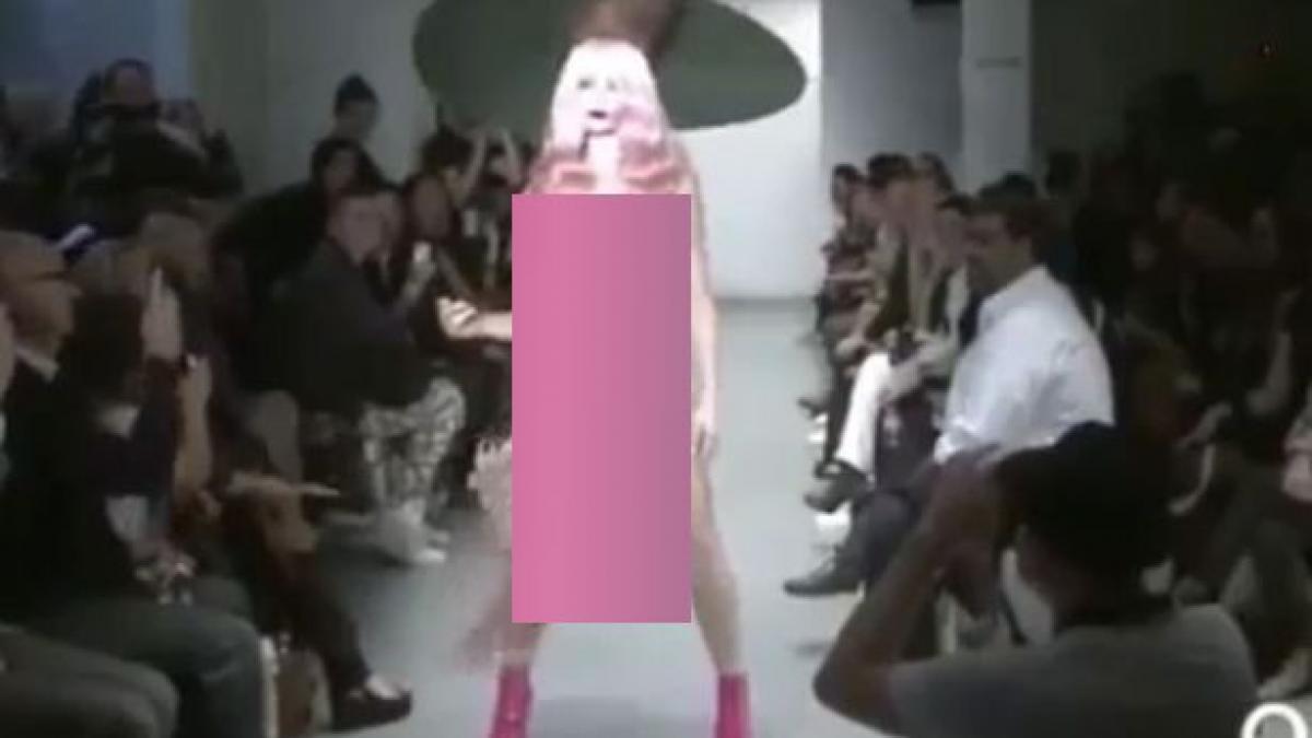 a defilat complet goala la o prezentare de moda