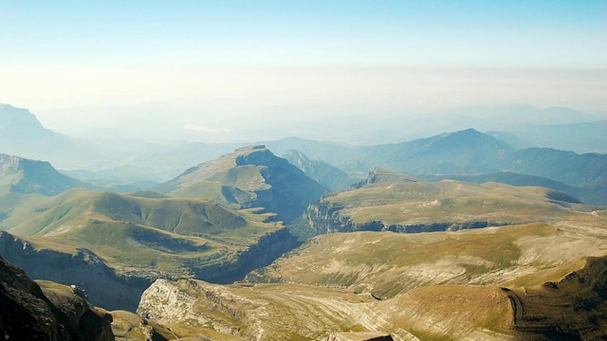 crapaturile aparute in muntii italiei dupa cutremur filmate de aproape video
