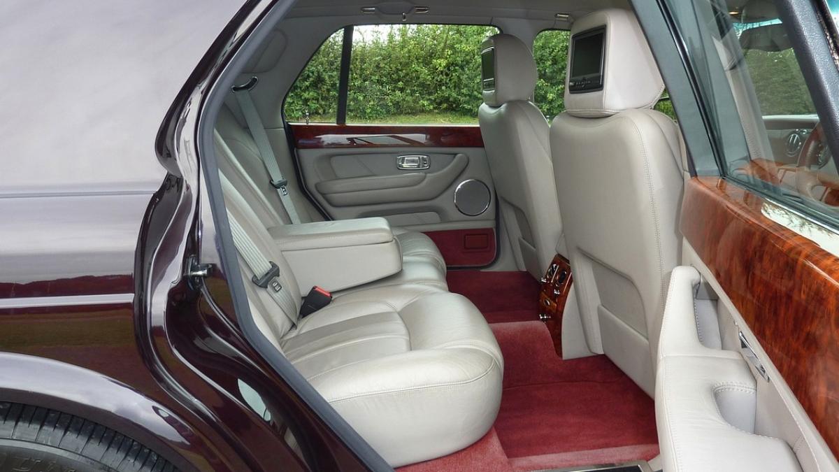 motivul incredibil pentru care un tanar s a trezit cu masina sparta in parcare foto cu biletul