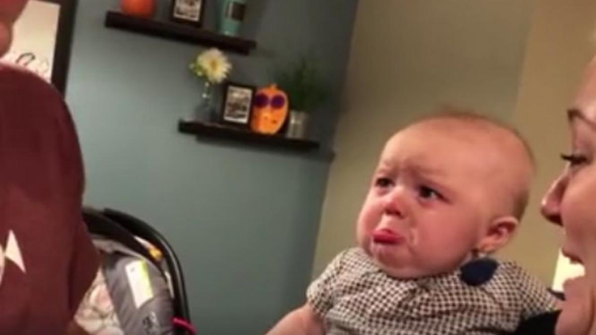 parintii si au dat un pupic in fata lui reactia bebelusului este geniala