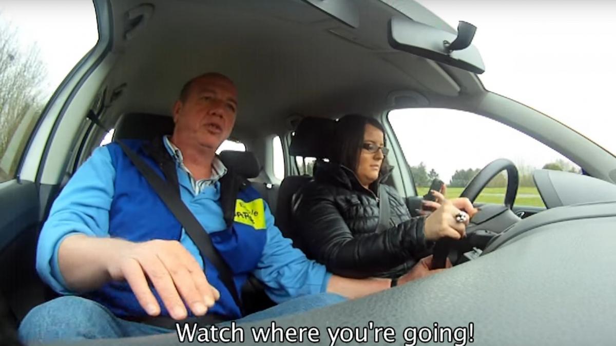 s a urcat la volanul masinii scolii de soferi si a inceput sa trimita sms uri cum a reactionat