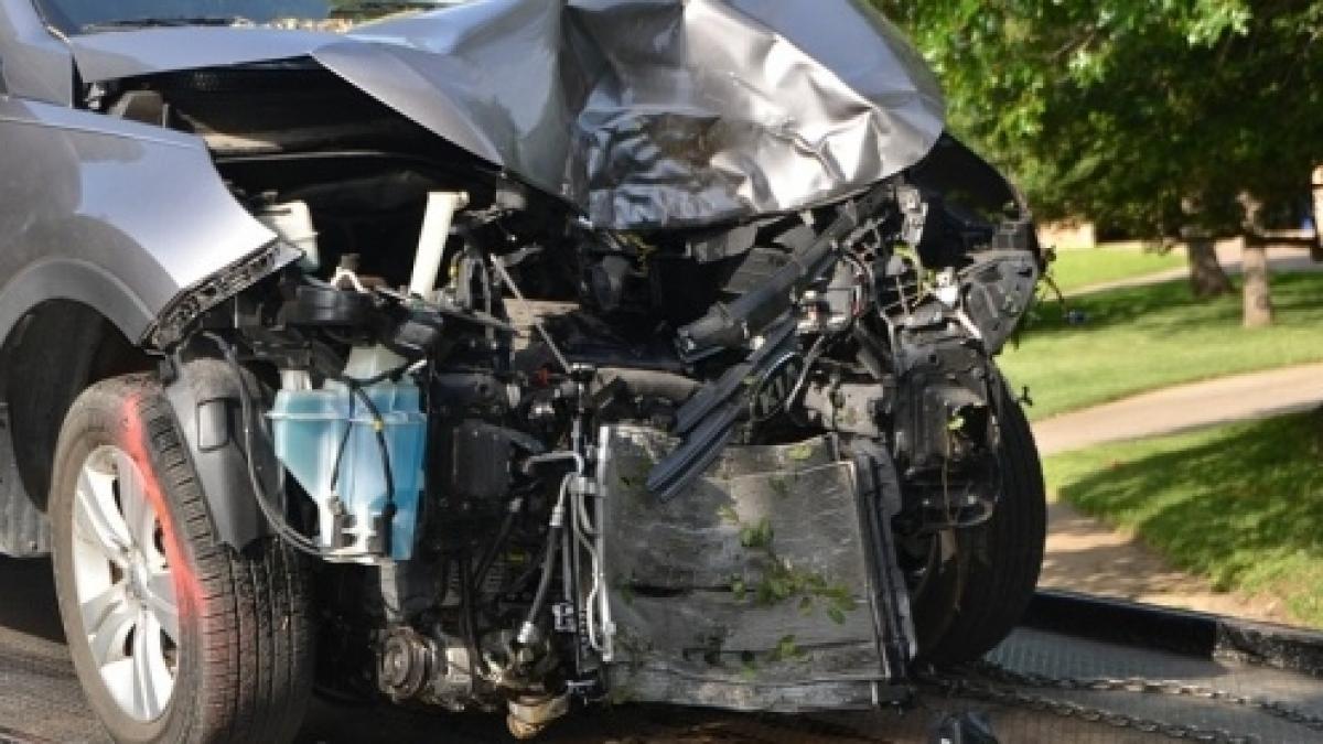 accident violent in capitala dupa ce o masina a deparat pe soseaua uda si a intrat intr un copac