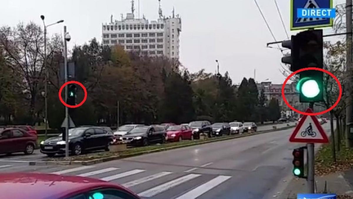 doar in romania un semafor din timisoara arata aceeasi culoare si pentru pietoni si pentru soferi